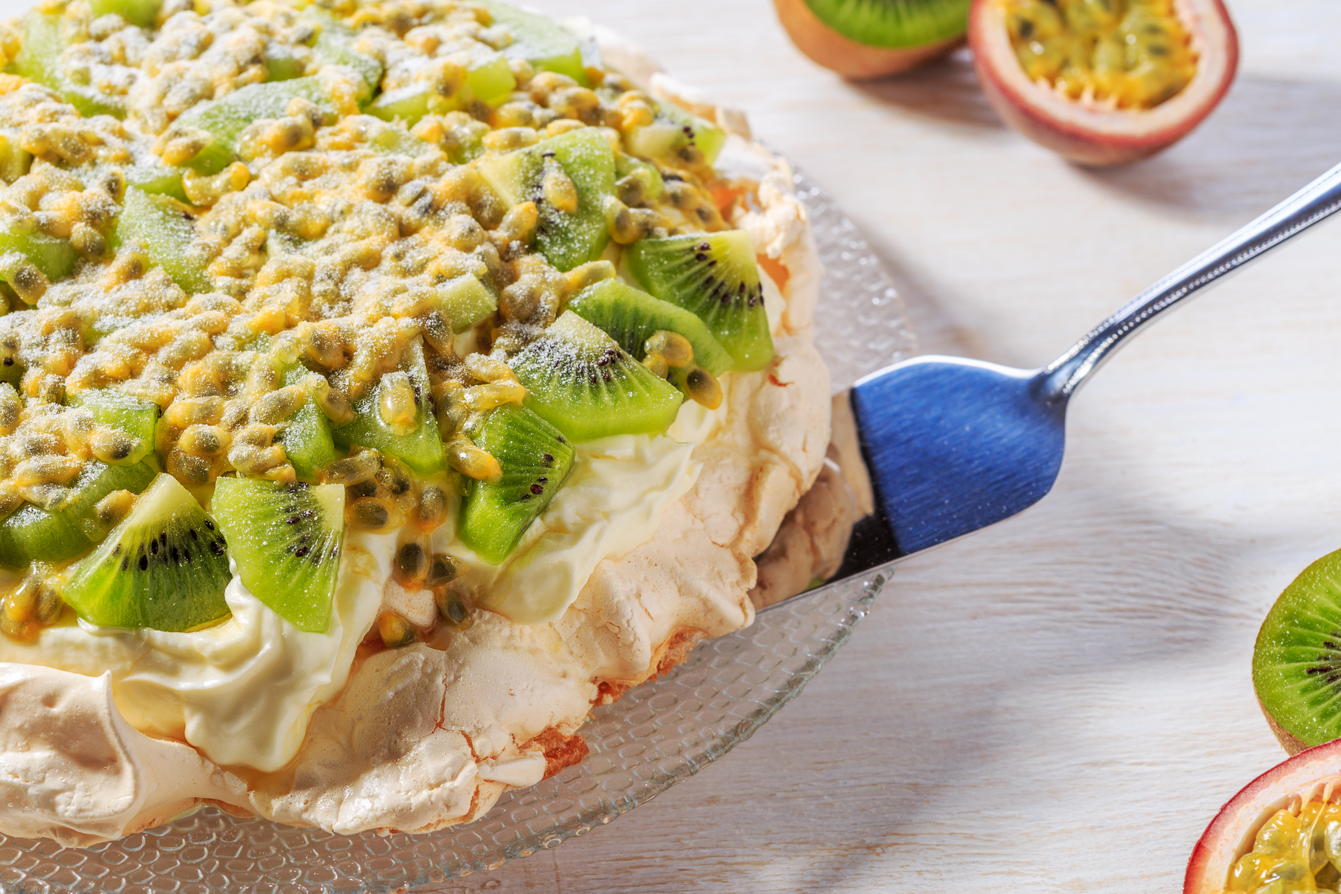 Crunchy New Zealand Pavlova with Kiwi Fruit