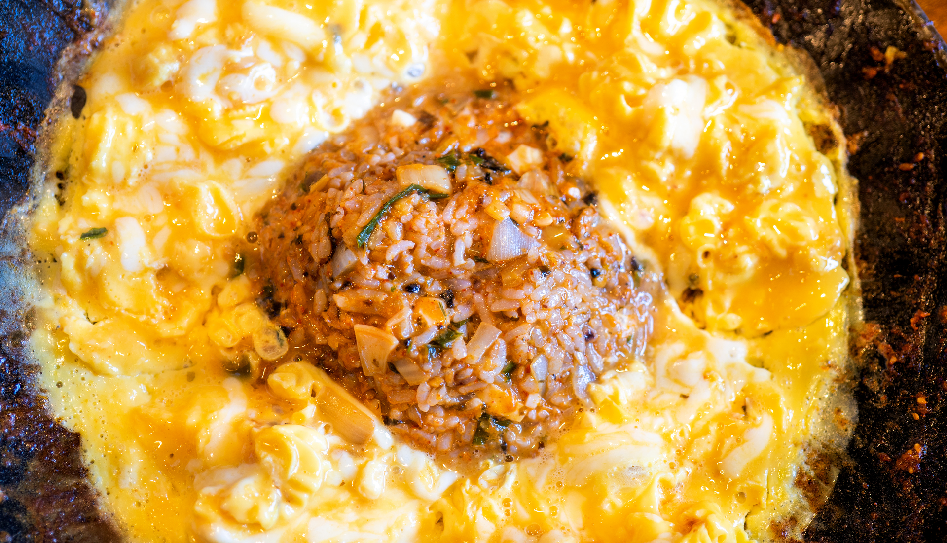 Hearty American Cornbread Chili Casserole with Cheddar Crumble