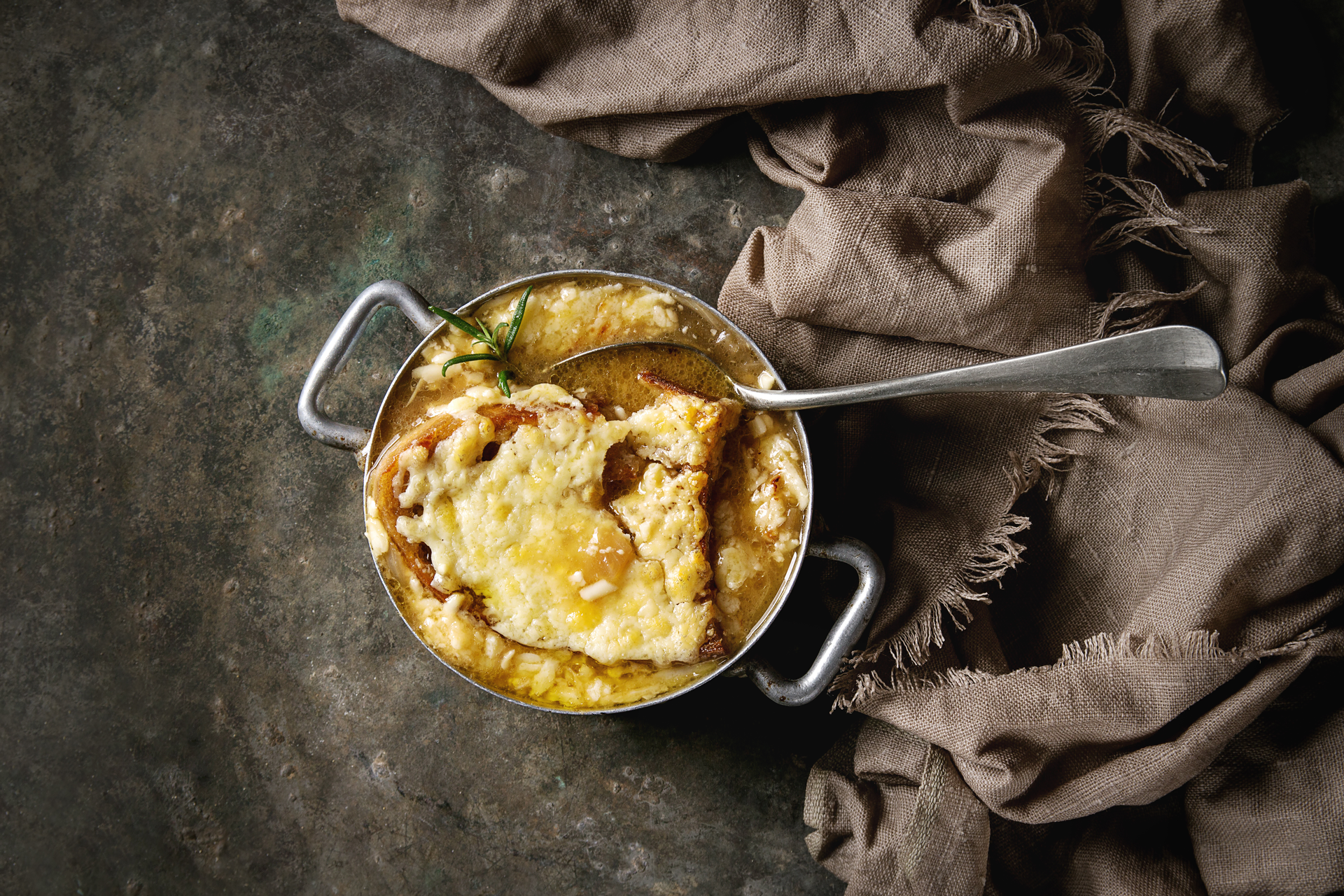 Velvety French Soupe à l'Oignon Gratinée with Gruyère